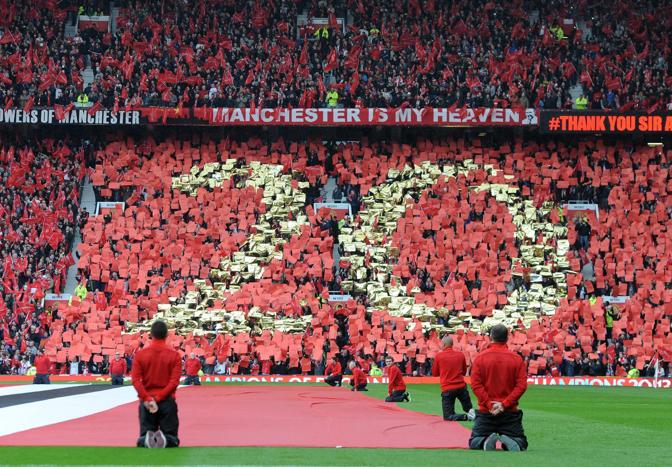 Manchester United-Swansea, ultima partita di Alex Ferguson a Old Trafford. Ecco l'accoglienza dei tifosi che ricordano il numero di titoli nazionali conquistati dai Red Devils. Epa